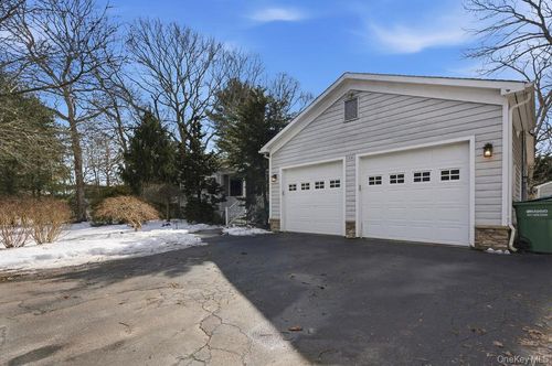 19 Howell Ln, Riverhead, NY, 11901-2436 | Card Image