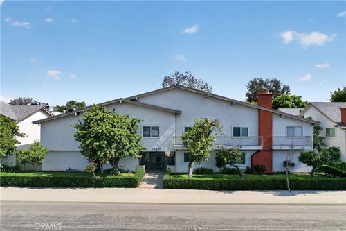 b23-18547 Collins St, Tarzana, CA, 91356-2255 | Card Image