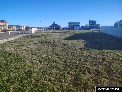 807 Leal St, Douglas, WY, 82633-2331 | Card Image