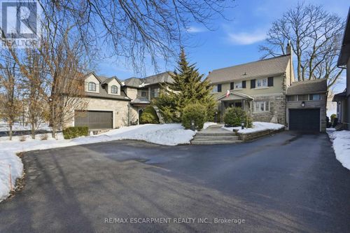 104 Cumberland Dr, Mississauga, ON, L5G3M8 | Card Image