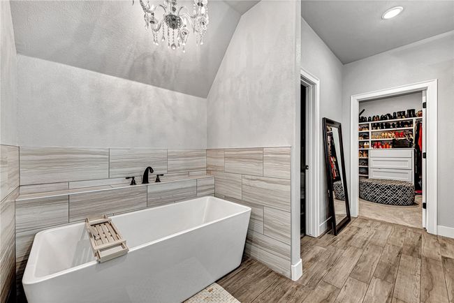 Don't forget, there is a make up vanity built in. | Image 31