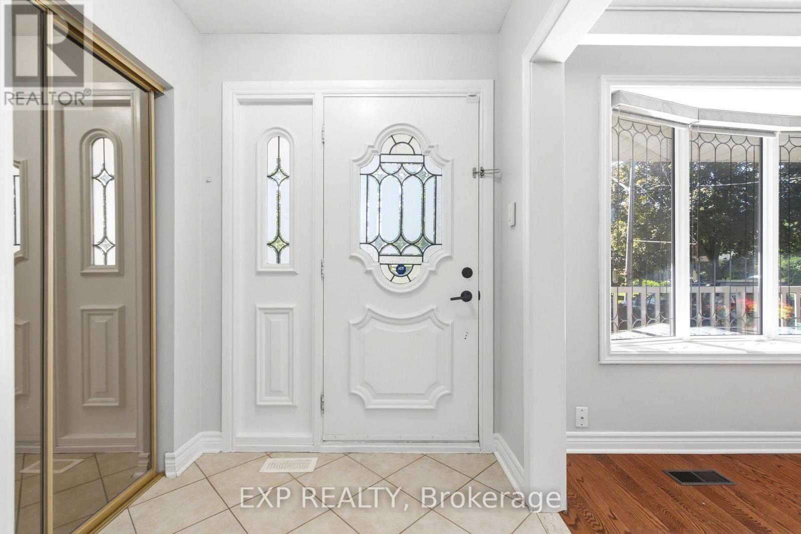 Residential Lease in Mississauga (Mississauga Valleys) 2