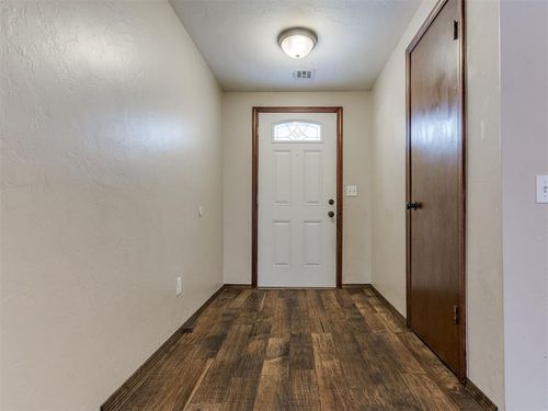 1000 Nw 9th St, Moore, OK, 73160-1812 | Card Image