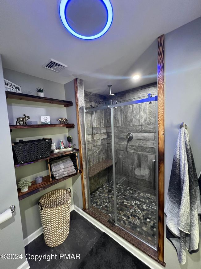 Primary Bathroom | Image 18