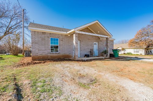 207 Young St, Nocona, TX, 76255-2037 | Card Image