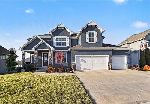 16538 S Lichtenauer Dr, Olathe, KS, 66062-4133 | Card Image