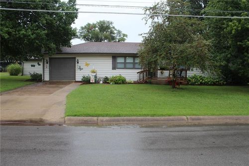 115 W Garfield St, Iola, KS, 66749-1705 | Card Image
