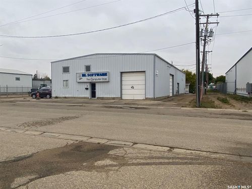 910 Fairford St W, Moose Jaw, SK, S6H1W7 | Card Image