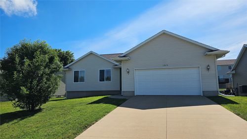1975 49th St, Marion, IA, 52302-3818 | Card Image