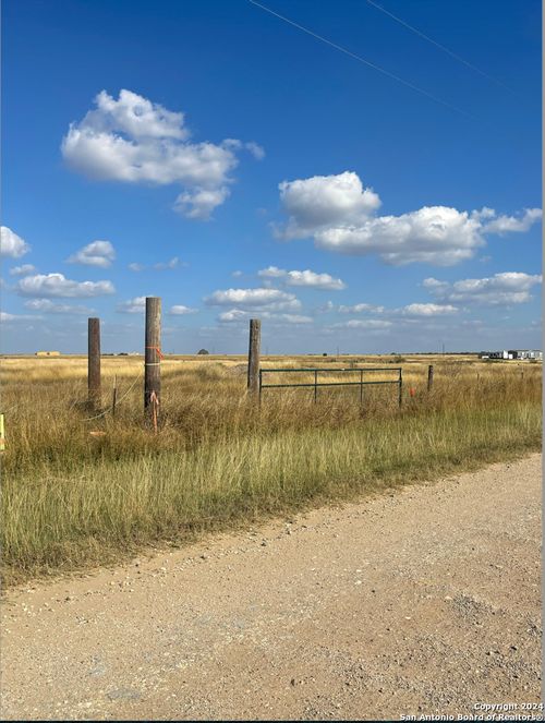 10 County Road 101, Floresville, TX, 78114 | Card Image