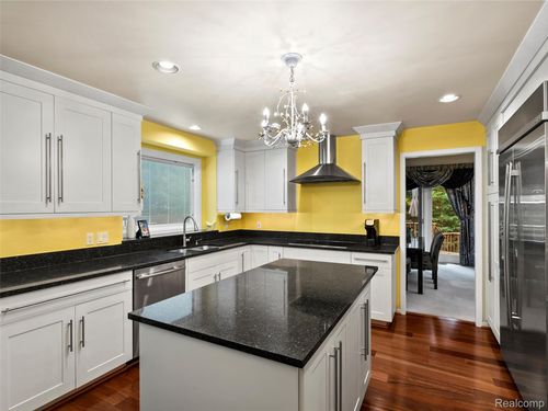 35518 Woodfield Dr, Farmington Hills, MI, 48331-1594 | Card Image