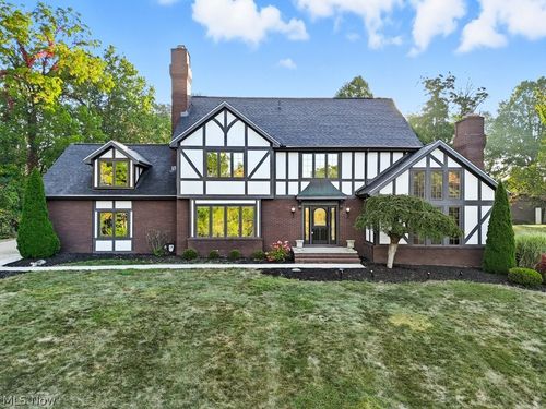 2097 Albertson Pkwy, Cuyahoga Falls, OH, 44223-2582 | Card Image