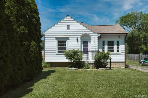2700 Hallman Ave, Waterford, MI, 48328-2731 | Card Image