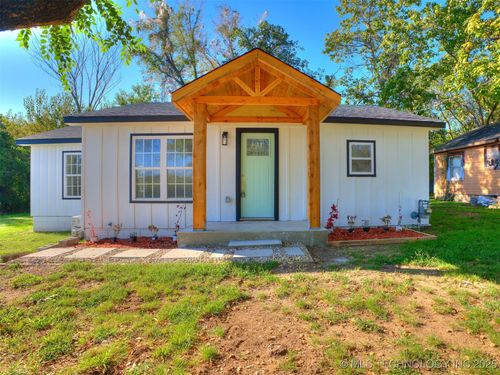 214 E Pine St, Coweta, OK, 74429-2423 | Card Image