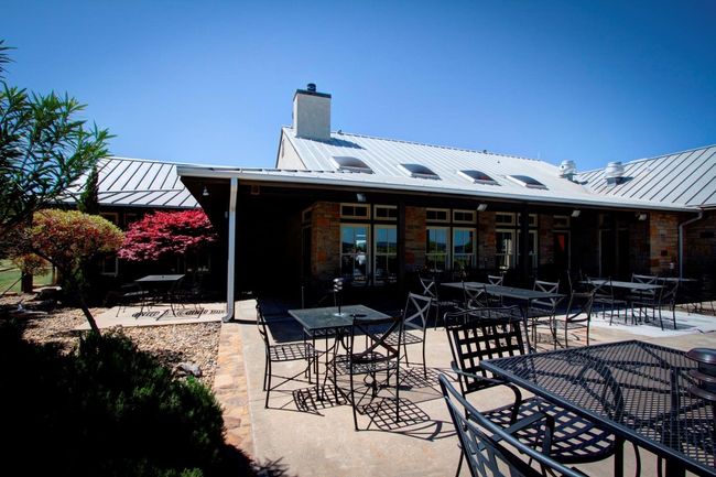 Cliffs restaurant outdoor dining area | Image 38