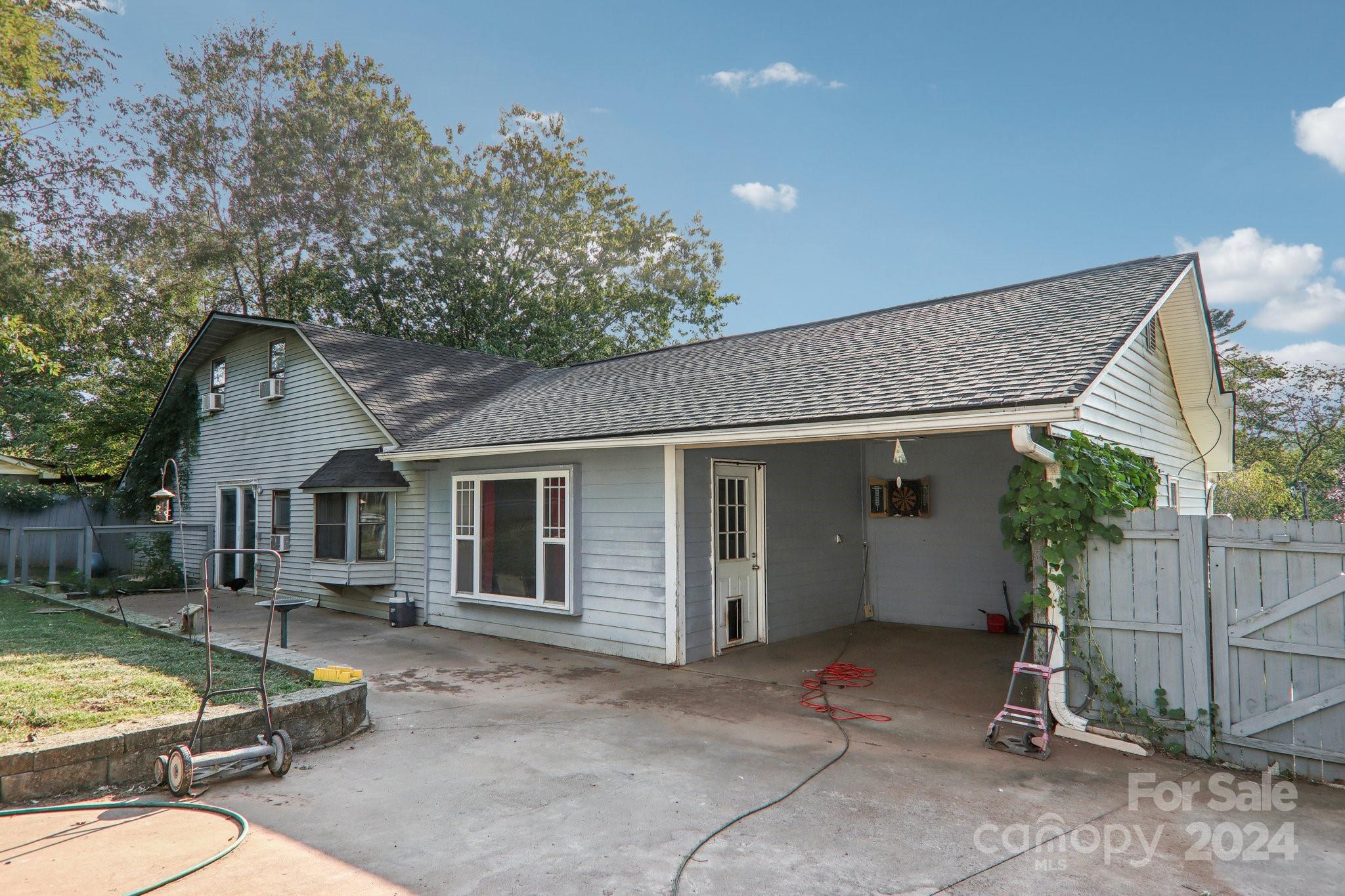 Maple Dr, Asheville, NC 28805