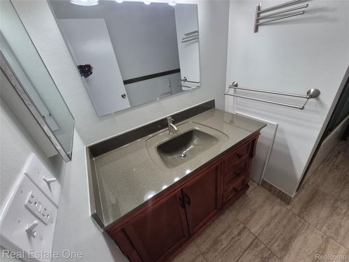 1974 Alexander Dr, Troy, MI, 48083-2601 | Card Image