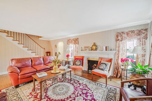 7 Rugby Rd, Westbury, NY, 11590-1224 | Card Image