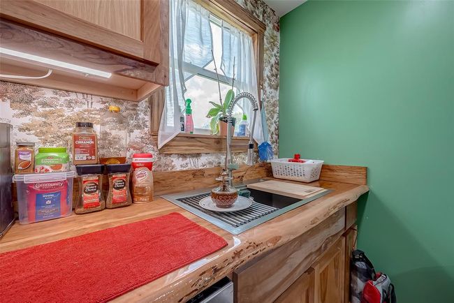 2080 Avenue J St, Home with 3 bedrooms, 2 bathrooms and null parking in Boling TX | Image 14