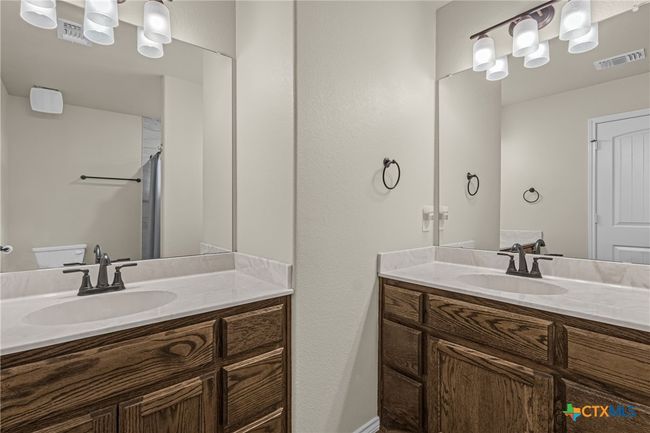 Two Sinks in Primary Bath | Image 30