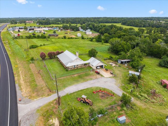 17645 Highway 6, Home with 3 bedrooms, 3 bathrooms and 2 parking in Navasota TX | Image 9