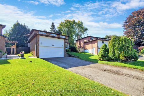 62 Portland Cres, Newmarket, ON, L3Y6A5 | Card Image