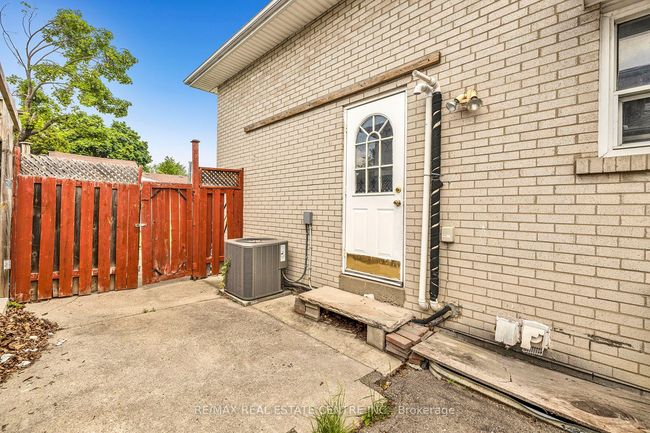 69 Newstead Cres, House attached with 4 bedrooms, 2 bathrooms and 3 parking in Brampton ON | Image 29