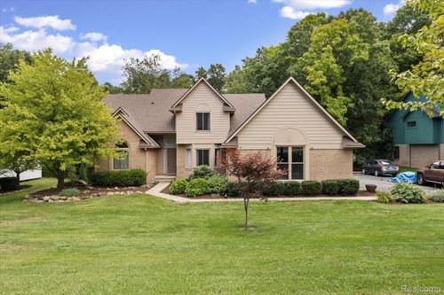 9770 Oak Valley Dr, Clarkston, MI, 48348-4169 | Card Image