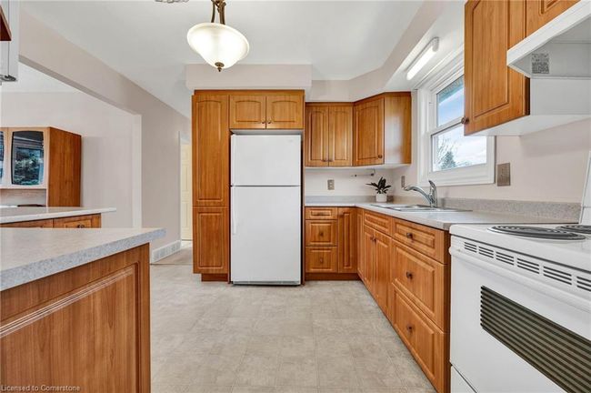 204 Nomad Crt, House other with 4 bedrooms, 2 bathrooms and 4 parking in Kitchener ON | Image 10