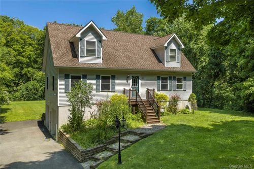 22 Hickory Ln, Pawling, NY, 12564-2337 | Card Image