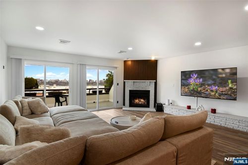 300 Gorge Rd, Cliffside Park, NJ, 07010-2759 | Card Image