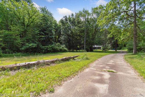 5022 Golf Club Rd, Howell, MI, 48843-8024 | Card Image