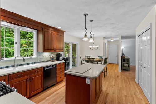 2 Hickory Ln, Georgetown, MA, 01833-1801 | Card Image