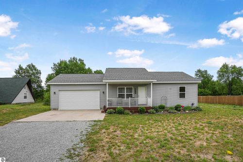 870 Seneca Pl, Cadillac, MI, 49601-8813 | Card Image