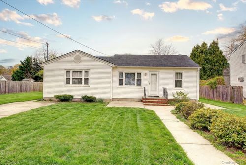 18 Blossom Ave, Holtsville, NY, 11742-1705 | Card Image
