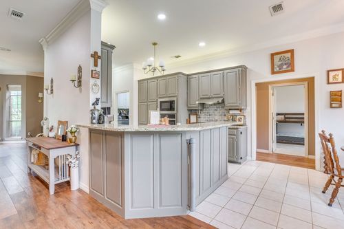 718 W Couts St, Weatherford, TX, 76086-5181 | Card Image