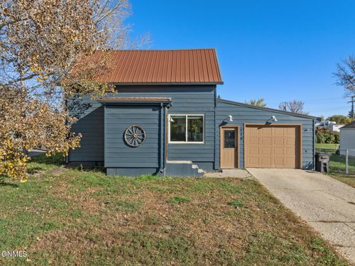 118 4th St Nw, Tioga, ND, 58852-7148 | Card Image