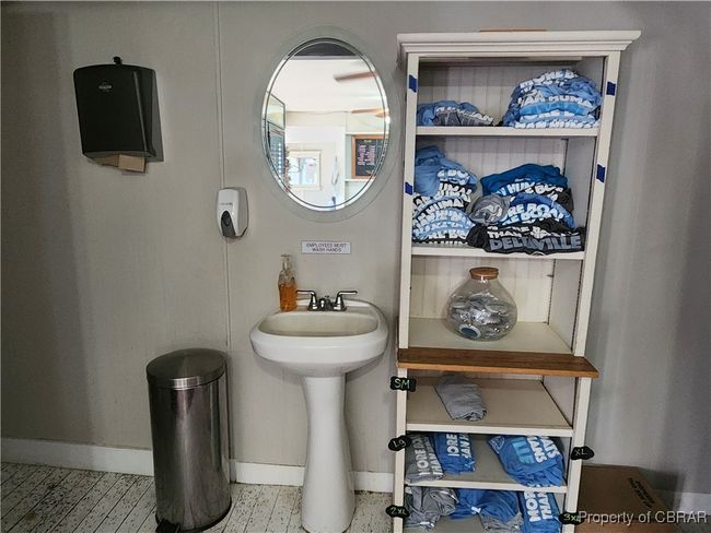 Wash station in main area | Image 15