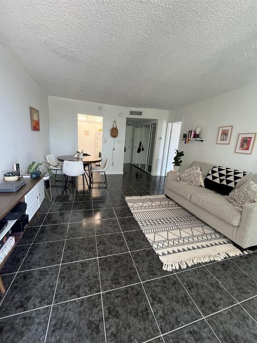 208-2350 Ne 135th St, North Miami, FL, 33181-3525 | Card Image