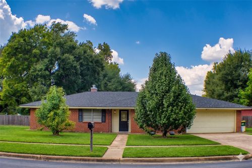 202 Rose Marie Blvd, Hearne, TX, 77859-3233 | Card Image