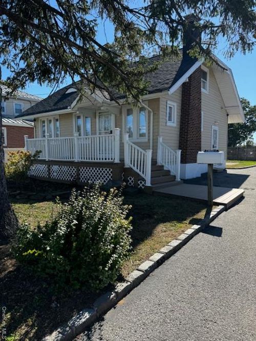 18 Homecrest Ct, Oceanside, NY, 11572-2210 | Card Image