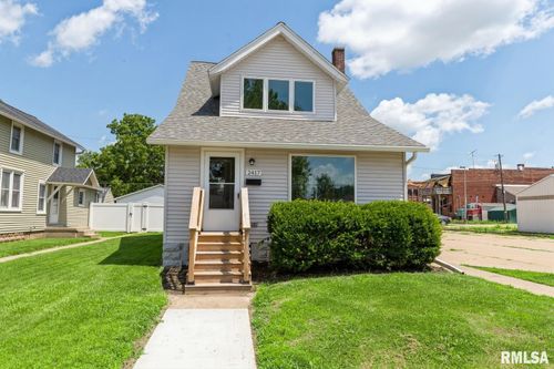 2417 Pershing Blvd, Clinton, IA, 52732-2228 | Card Image