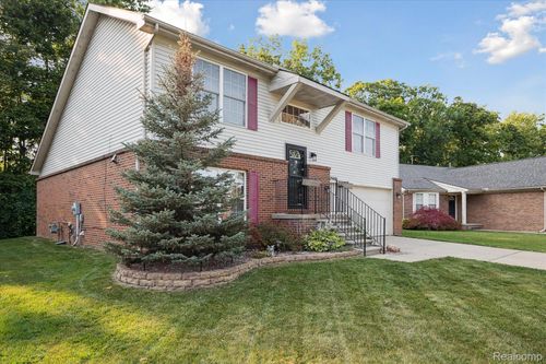 29448 Juniper St, Brownstown Twp, MI, 48183-7014 | Card Image