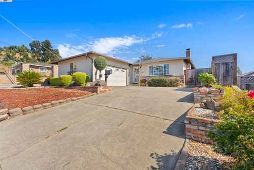 677 Fairway St, Hayward, CA, 94544-7404 | Card Image