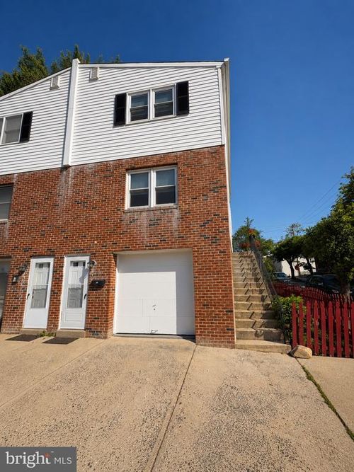 584 Green Ln, PHILADELPHIA, PA, 19128-2619 | Card Image