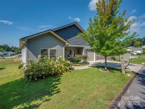 43 Middle St, Hendersonville, NC, 28792-9484 | Card Image