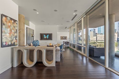 apt-737-2408 Victory Park Ln, Dallas, TX, 75219-7618 | Card Image