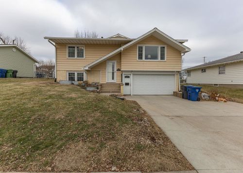 564 Scenic Dr, Clinton, IA, 52732-1542 | Card Image