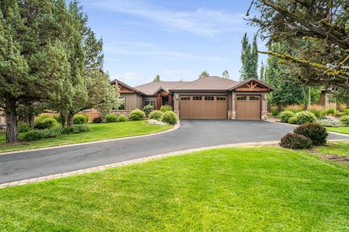 205 Vista Rim Dr, Redmond, OR, 97756-7152 | Card Image