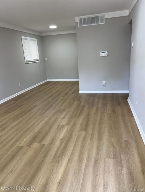 4976 Bedford St, Dearborn Heights, MI, 48125-3404 | Card Image